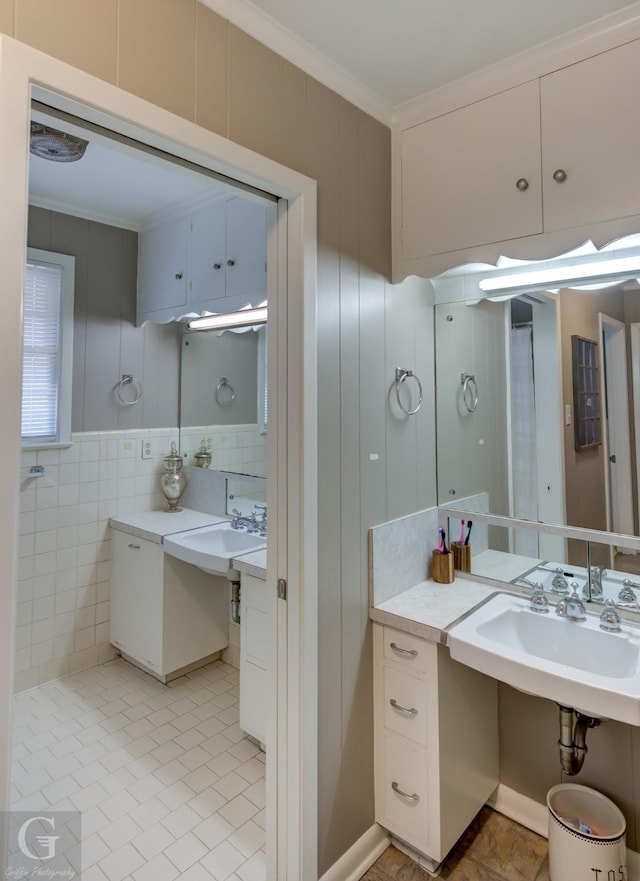 bathroom featuring a sink, a shower with shower curtain, and crown molding