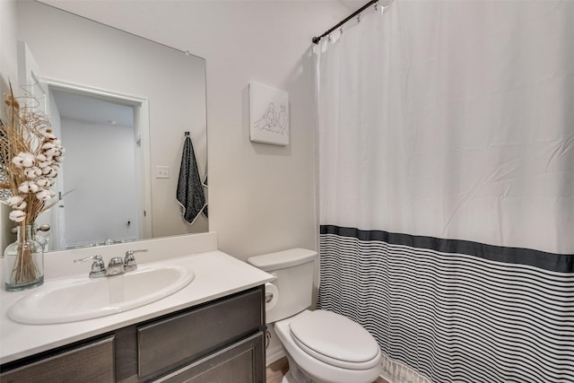 full bathroom featuring a shower with shower curtain, toilet, and vanity