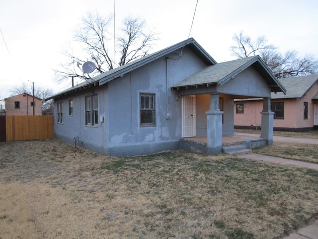 711 N 10th St, Memphis, TX 79245 - bungalow featuring stucco siding, a front yard, and fence