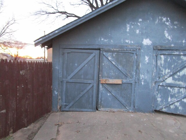711 N 10th St, Memphis, TX 79245 - view of shed featuring fence