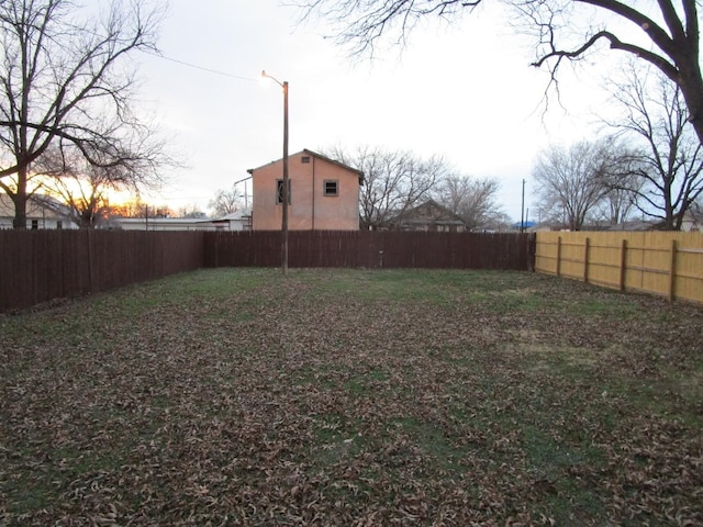 711 N 10th St, Memphis, TX 79245 - view of yard featuring a fenced backyard