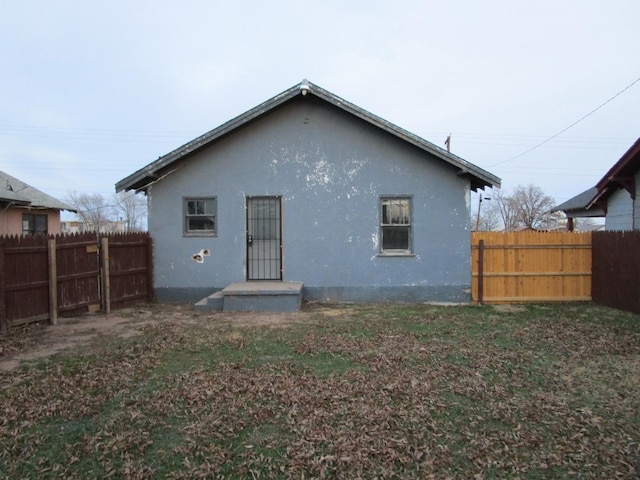 711 N 10th St, Memphis, TX 79245 - rear view of property featuring stucco siding, a yard, and fence