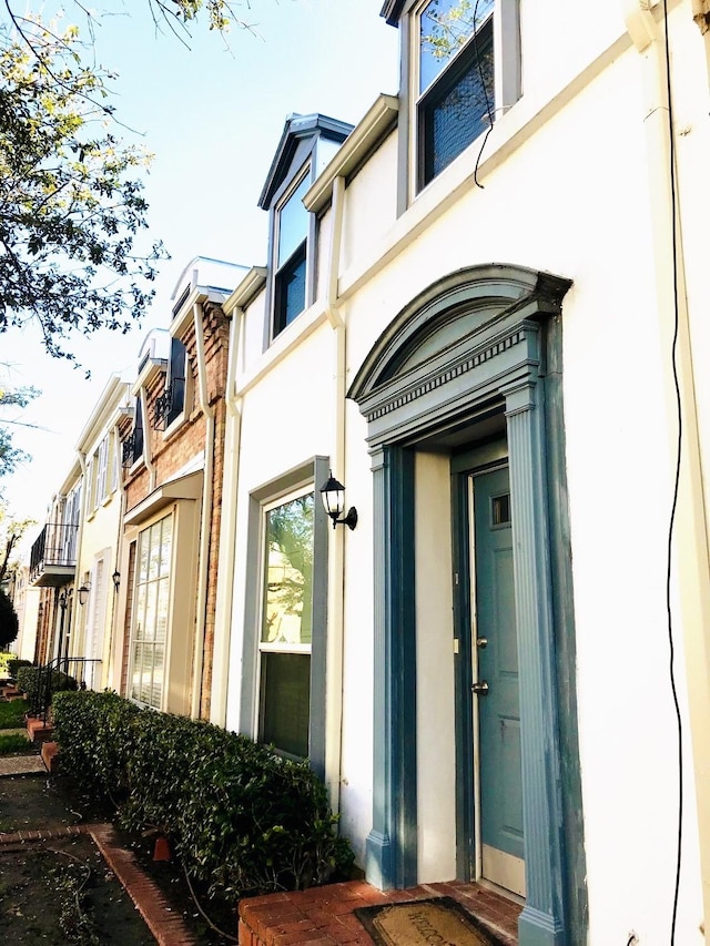 view of exterior entry with stucco siding