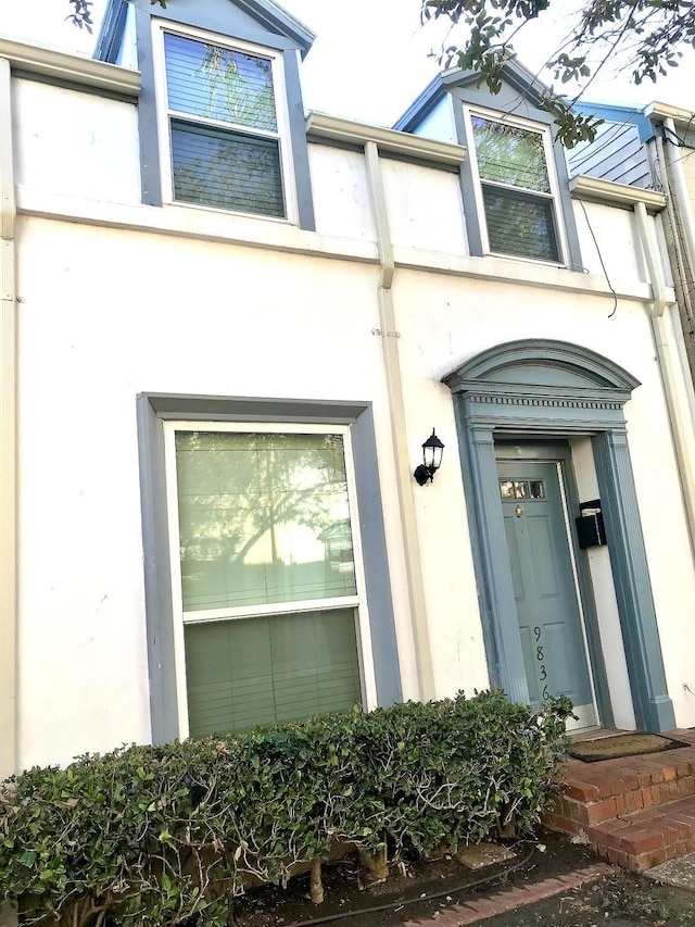 view of exterior entry with stucco siding