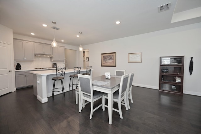 dining space featuring visible vents, recessed lighting, dark wood-type flooring, and baseboards