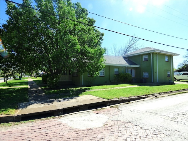 view of front of property featuring stucco siding and a front lawn