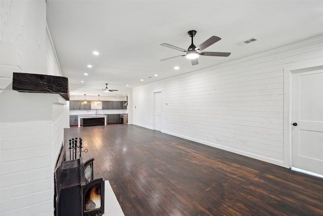 unfurnished living room featuring recessed lighting, visible vents, dark wood-style flooring, and a ceiling fan