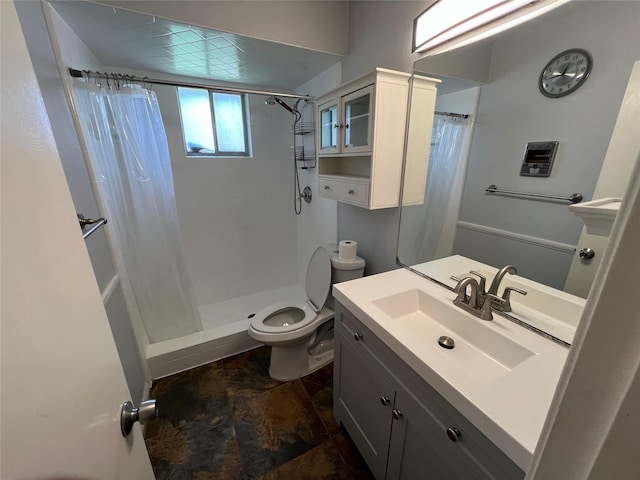 bathroom with curtained shower, toilet, and vanity