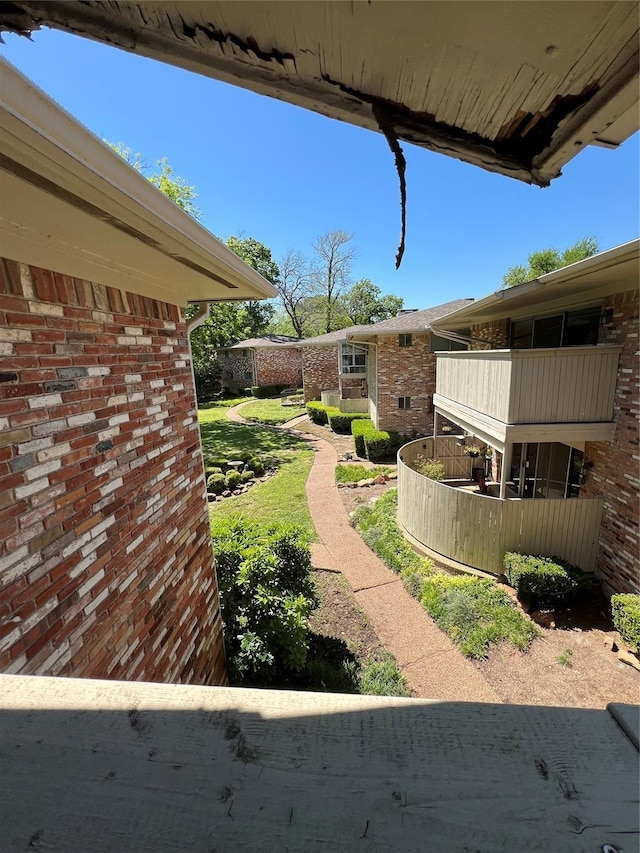 view of yard with a balcony