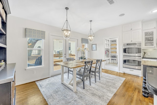 dining space featuring recessed lighting, visible vents, baseboards, and light wood-style floors