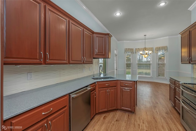 kitchen featuring ornamental molding, light wood-style flooring, a sink, stainless steel appliances, and a peninsula