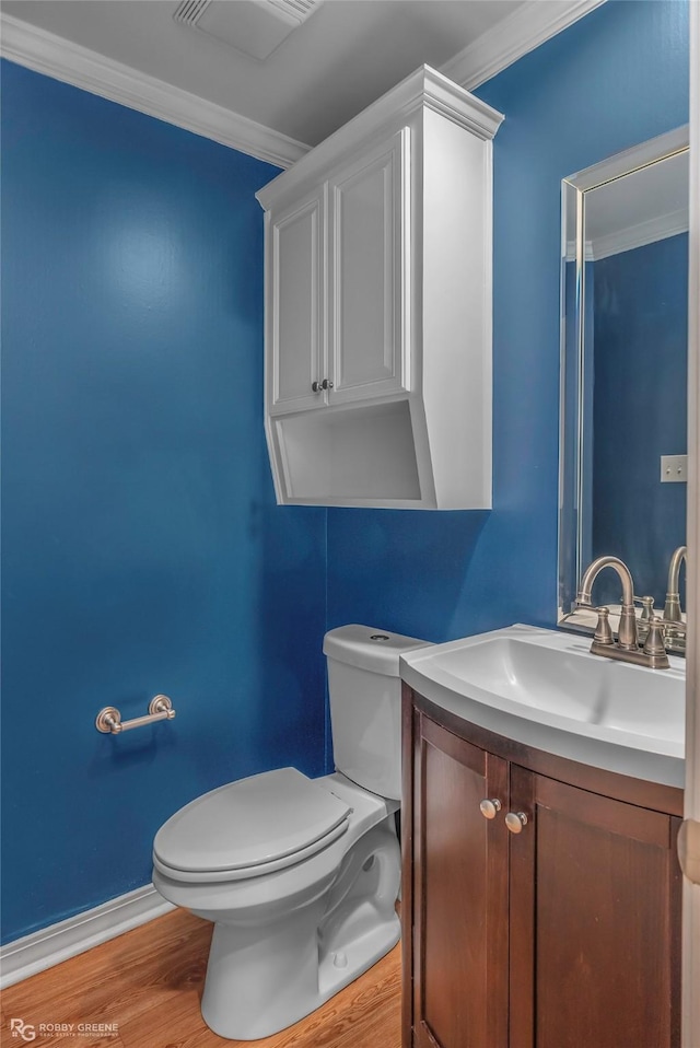 bathroom featuring crown molding, toilet, wood finished floors, and visible vents