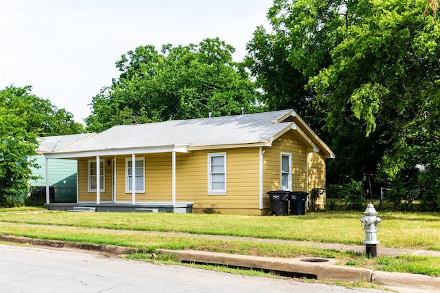 view of front of house featuring a porch and a front yard