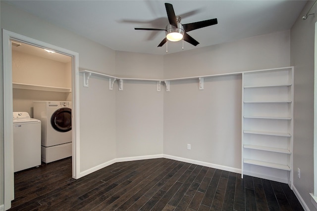 spacious closet featuring a ceiling fan, dark wood-style floors, and washing machine and clothes dryer