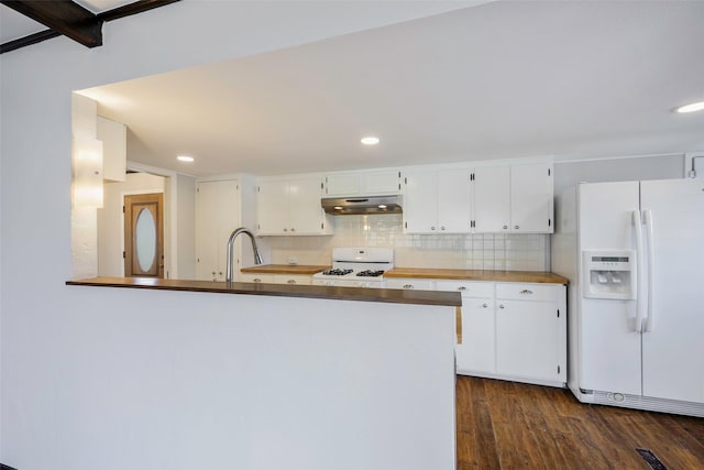 kitchen featuring under cabinet range hood, a sink, backsplash, white appliances, and dark wood-style flooring