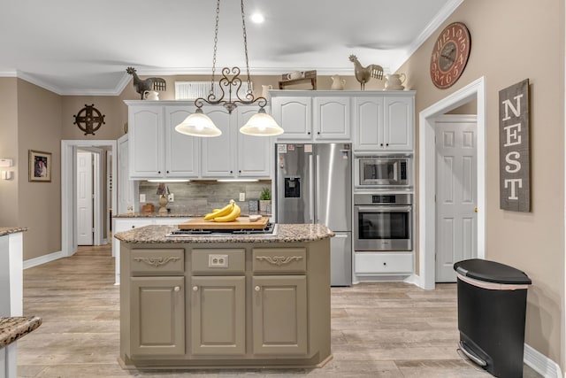 kitchen featuring ornamental molding, stainless steel appliances, light wood-style floors, backsplash, and a center island