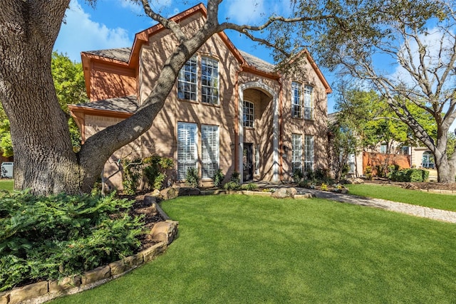 view of front of property featuring a front yard