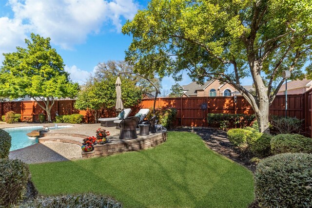 view of yard featuring a fenced backyard and a patio area