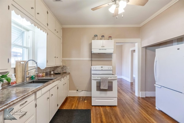 kitchen featuring ornamental molding, a sink, under cabinet range hood, wood finished floors, and white appliances