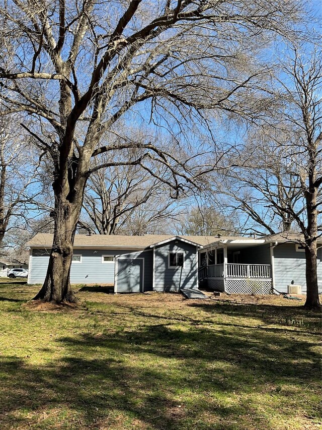 view of front facade with covered porch and a front yard