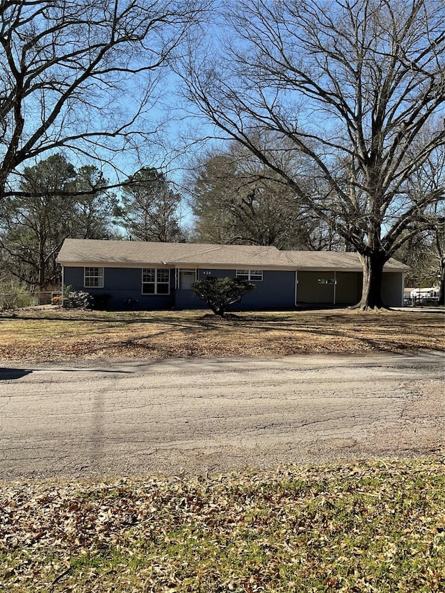 single story home featuring a front lawn