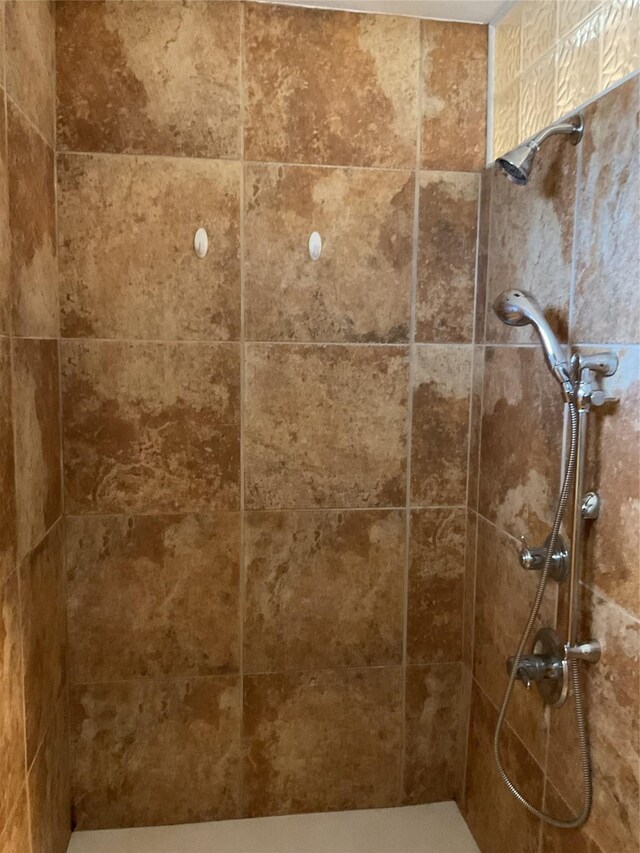 bathroom featuring tiled shower