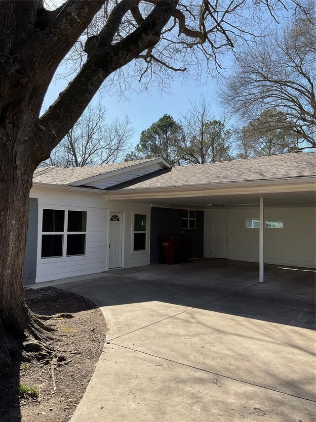 view of front facade featuring a carport and driveway