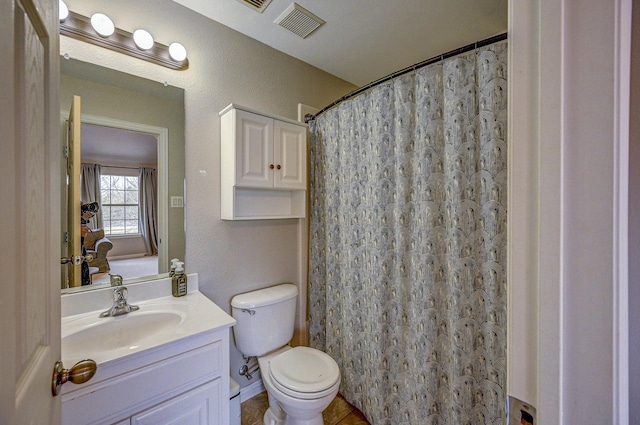 full bathroom with visible vents, toilet, curtained shower, vanity, and a textured wall