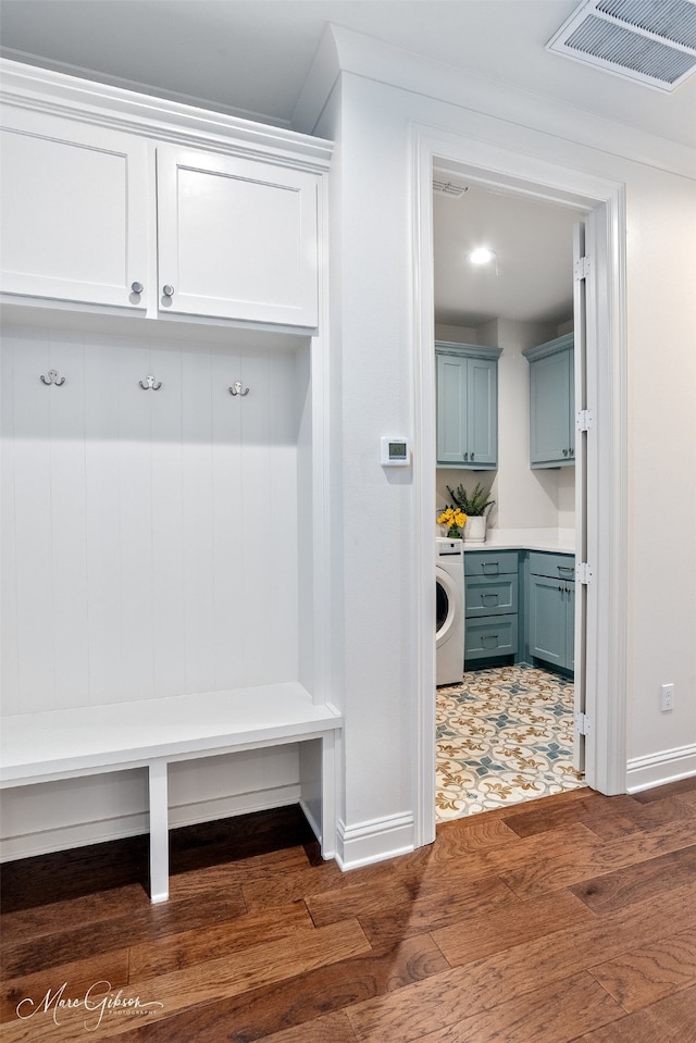 mudroom with visible vents, washer / clothes dryer, baseboards, and wood finished floors