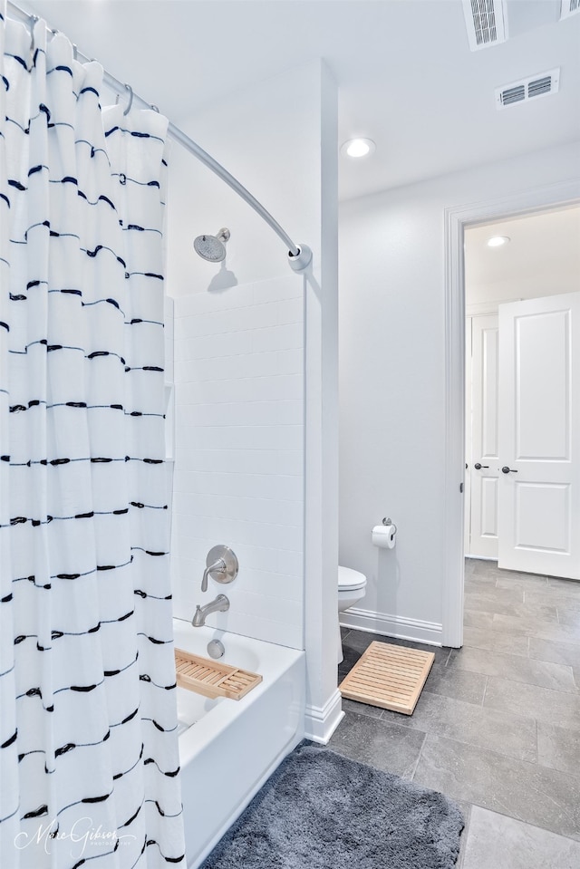 full bathroom with visible vents, toilet, shower / tub combo with curtain, and baseboards