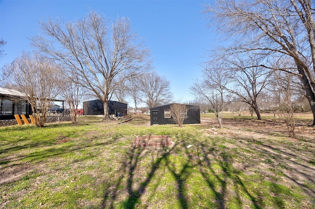 view of yard with an outbuilding