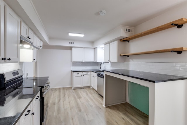 kitchen featuring visible vents, decorative backsplash, light wood-style flooring, appliances with stainless steel finishes, and a sink