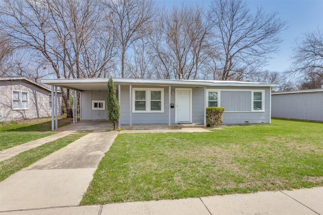 view of front of house featuring a carport, board and batten siding, and a front yard