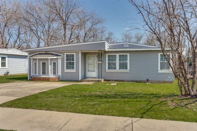 view of front of property featuring a front yard