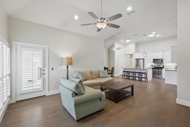 living area with baseboards, visible vents, recessed lighting, dark wood-style flooring, and ceiling fan