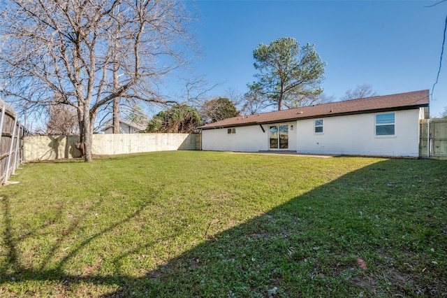 view of yard featuring a fenced backyard