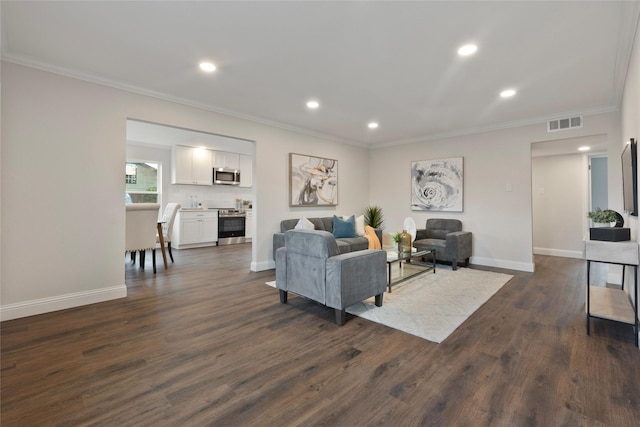 living room featuring visible vents, dark wood-type flooring, recessed lighting, crown molding, and baseboards