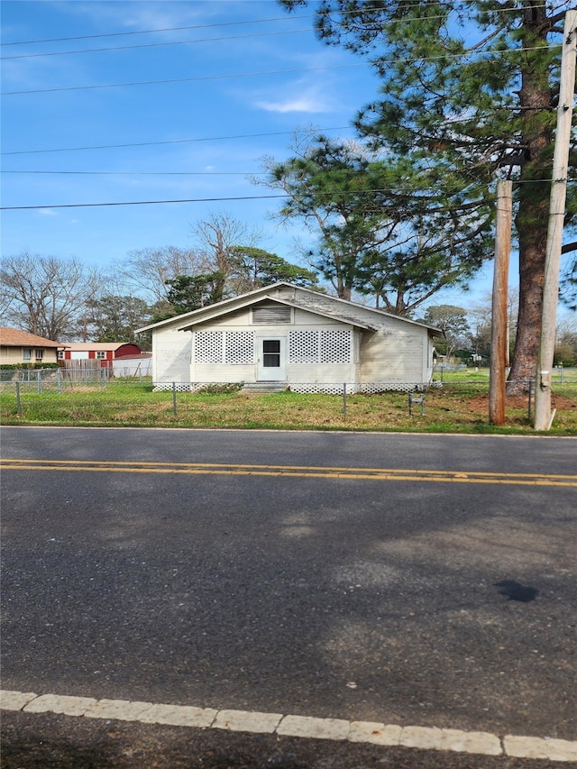 view of front of home featuring fence