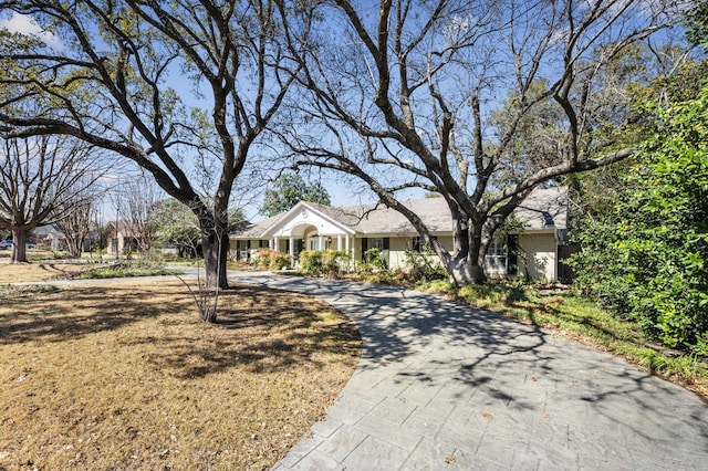 ranch-style house with driveway