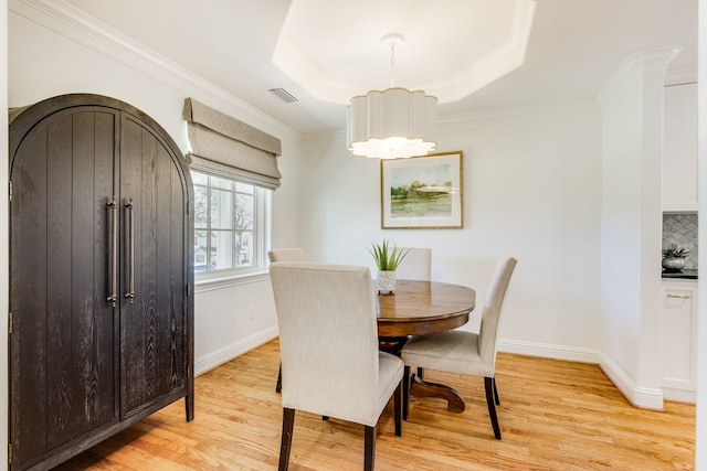 dining room with baseboards, visible vents, and light wood-type flooring