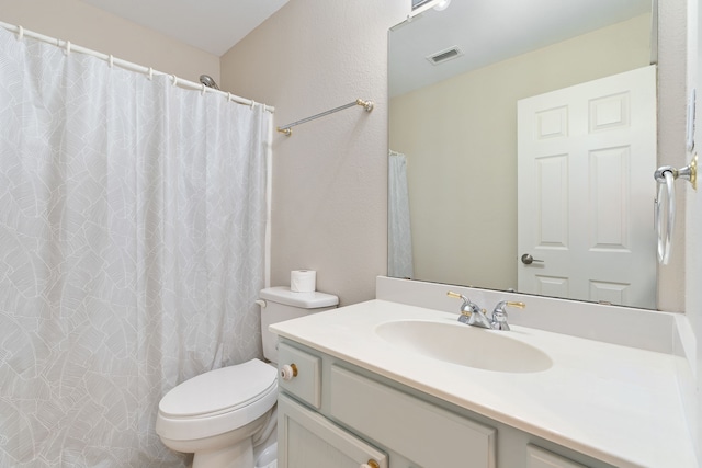 full bathroom featuring visible vents, toilet, vanity, and a shower with curtain