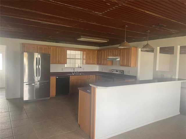 kitchen with under cabinet range hood, dishwasher, a peninsula, freestanding refrigerator, and a sink