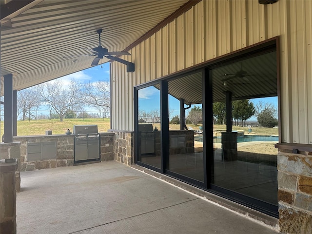 view of patio featuring area for grilling, an outdoor kitchen, and a ceiling fan