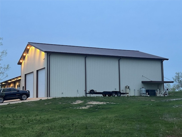 view of pole building featuring a lawn