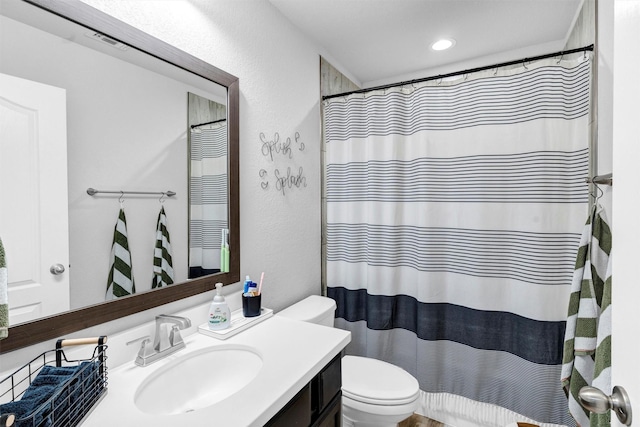 full bath featuring recessed lighting, a shower with curtain, toilet, and vanity