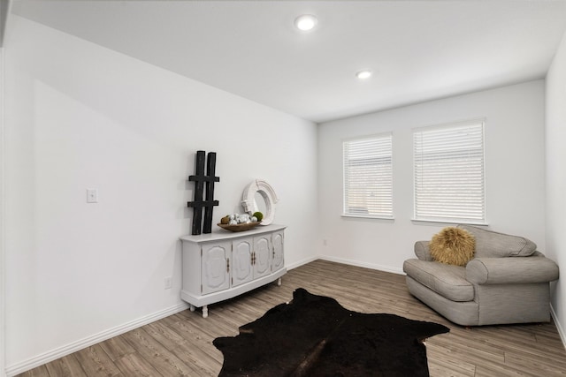 sitting room featuring recessed lighting, wood finished floors, and baseboards