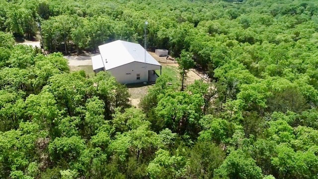 birds eye view of property featuring a forest view