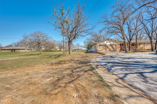 view of yard featuring gravel driveway