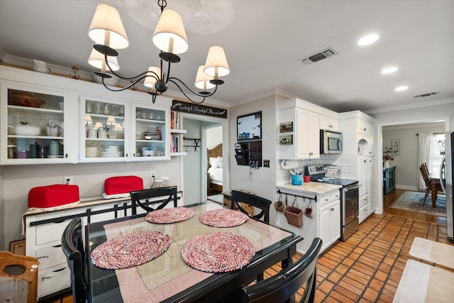 dining area featuring crown molding, recessed lighting, visible vents, and a chandelier