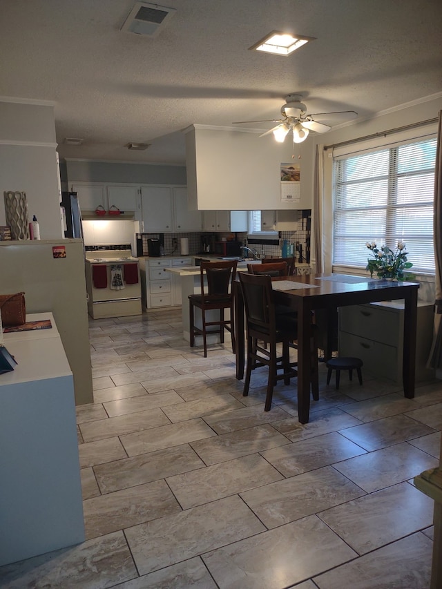 2039 Lovers Ln, Shreveport, LA 71105 - dining space with ceiling fan and a textured ceiling
